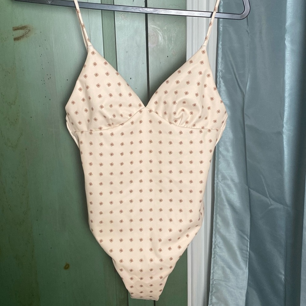 Zulu & Zephyr Stone Daisy One piece Swimsuit NWOT